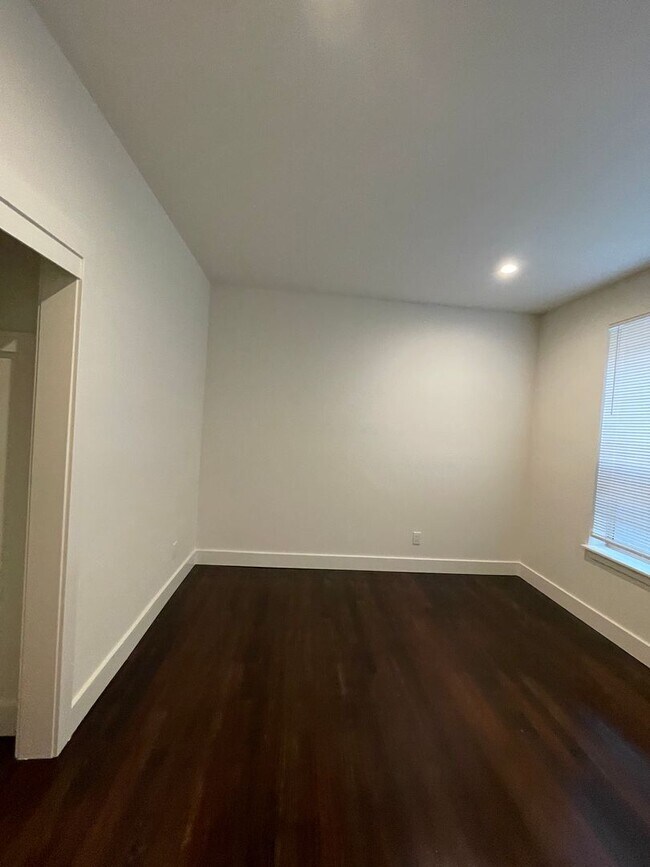 Building Photo - 1/2 Off First Month's Rent, 6Bdrm, 3Bath