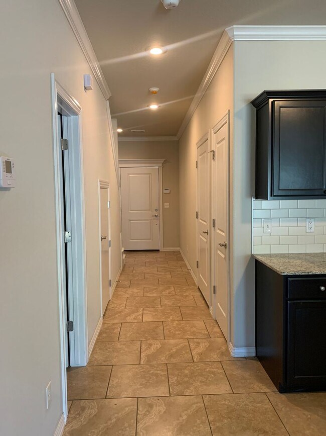 Building Photo - 3-Bedroom, 2.5-Bath TOWNHOME IN ROGERS!!!!