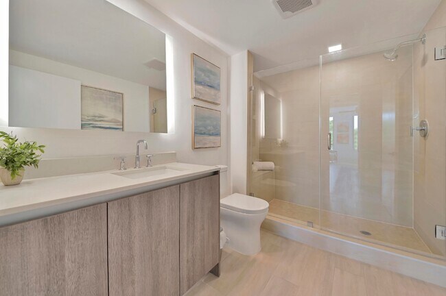 Building Photo - 111 SE 1st Ave