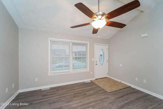 Building Photo - 585 Tecumseh Dr
