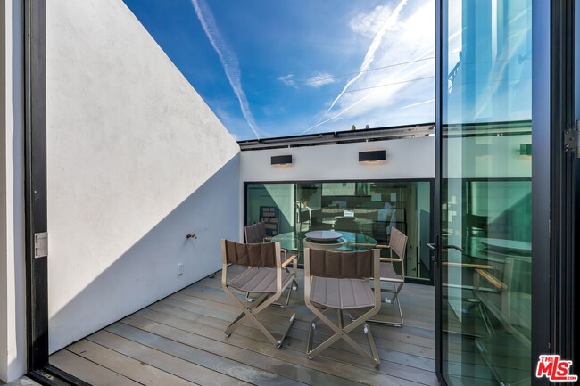 Building Photo - 857 Hilldale Ave