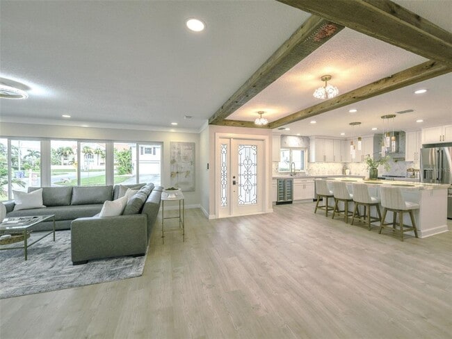 Building Photo - 6400 Mockingbird Way S