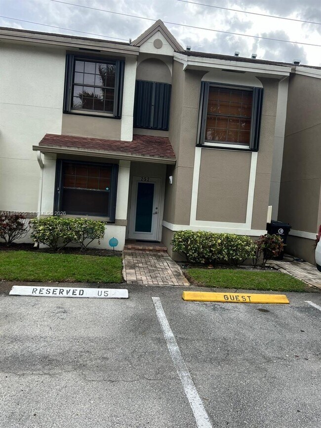 Building Photo - 252 City View Dr