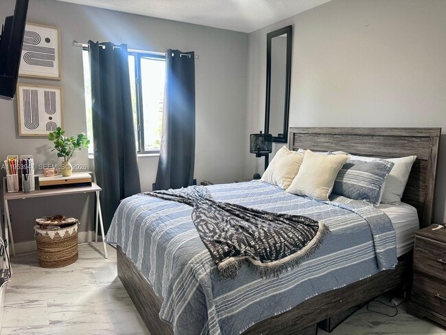 Building Photo - 9340 Fontainebleau Blvd