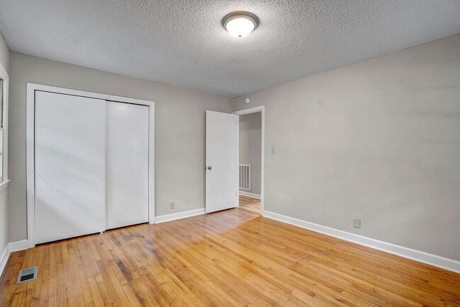 Building Photo - AVAILABLE NOW!! 4 bedroom Brick Ranch Style Home