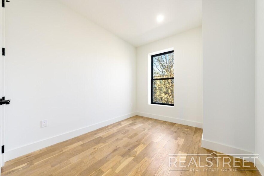 Building Photo - Decatur St