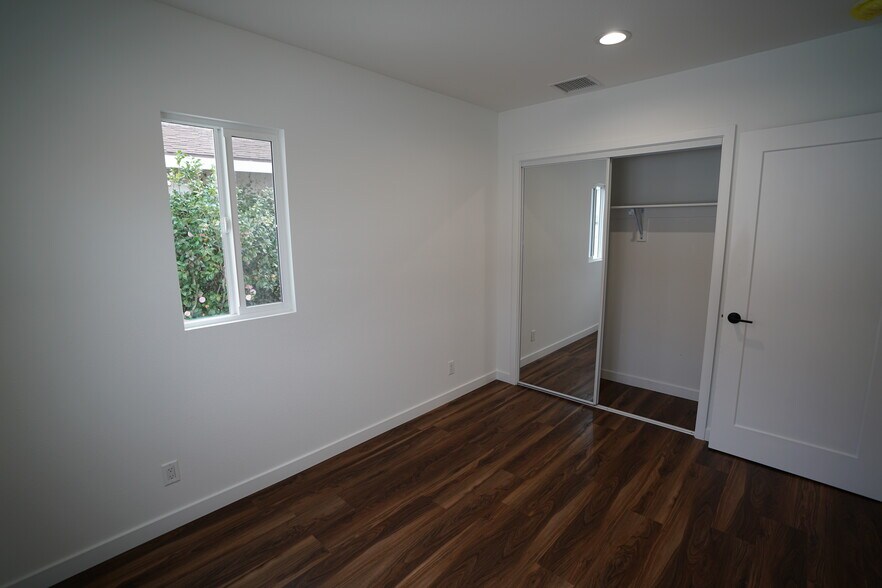 Building Photo - 4466 Sherman Oaks Cir