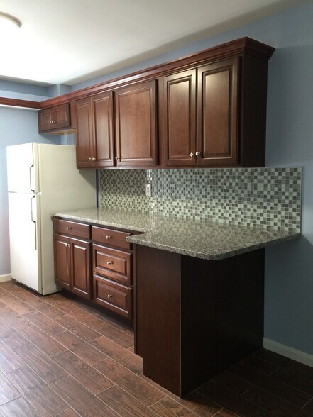 Kitchen - small seating area - 3766 Persimmon Cir