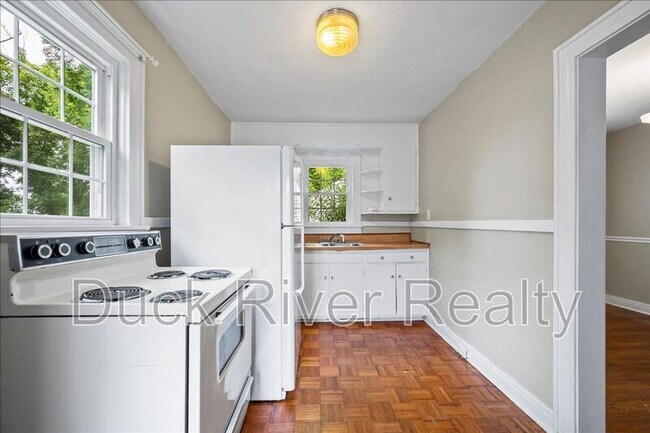 Building Photo - 2135 Thomas Ave