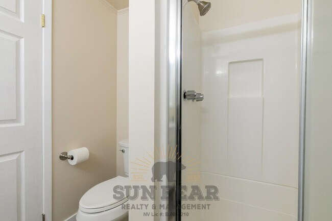 Building Photo - Bright Home in Incline!