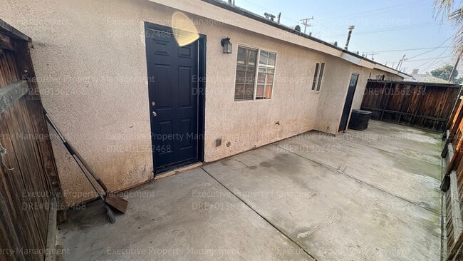 Building Photo - 3 bedroom/ 2 bathroom apartment