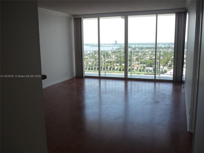 Building Photo - 7601 E Treasure Dr