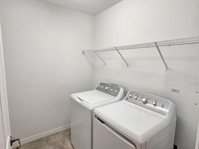 Building Photo - Annual Unfurnished 2 Bedroom 2 Bathroom First Floor Condo with 1 Car Garage in Sarasota National!