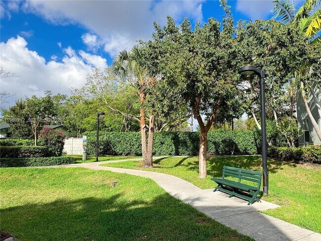 Building Photo - 440 NE 35th Ct