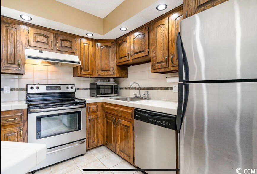 Building Photo - 4210 Pinehurst Cir