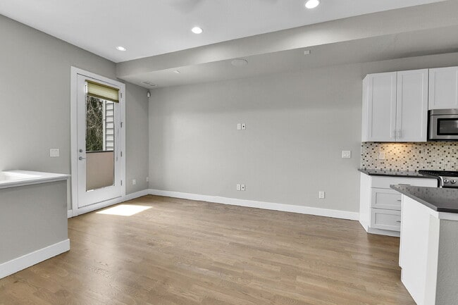 Building Photo - $2,850- 2 Bed/2.5-bathroom Townhome in Denver with Rooftop Deck!