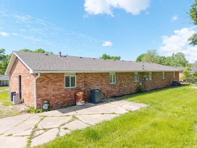Building Photo - 2601 E Oakbrook Dr
