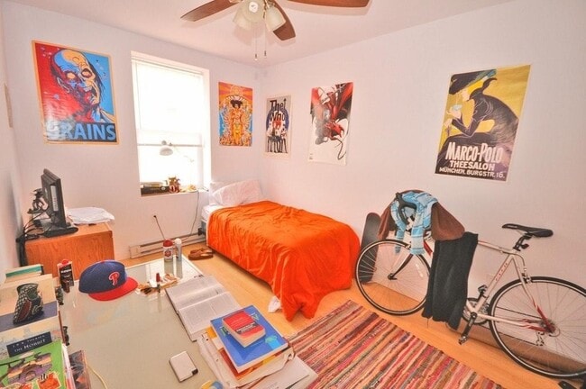 Building Photo - Three Bedroom and One bathroom apartment