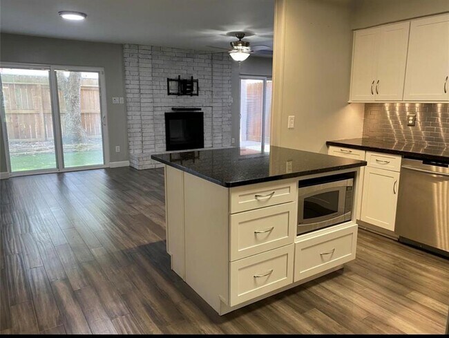 Building Photo - 10301 Briar Forest Dr