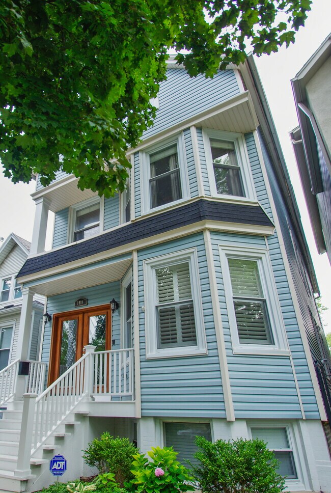 Building Photo - 1918 W Melrose St