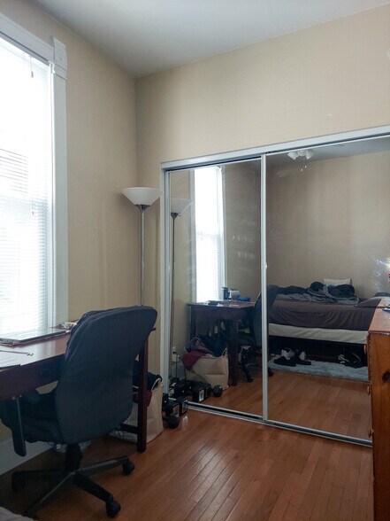 Building Photo - 1832 W Addison St