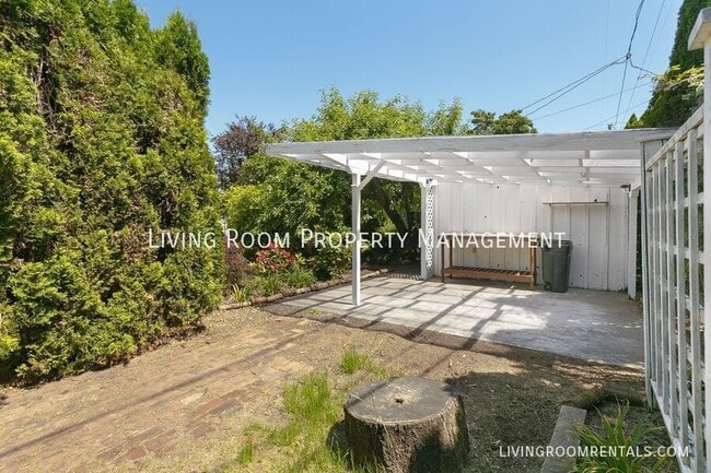 Building Photo - 725 Riverdale Dr