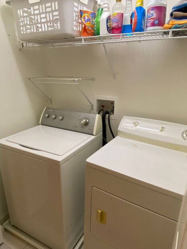 Building Photo - Fully Furnished Town House 3 Bedroom/2.5 B...