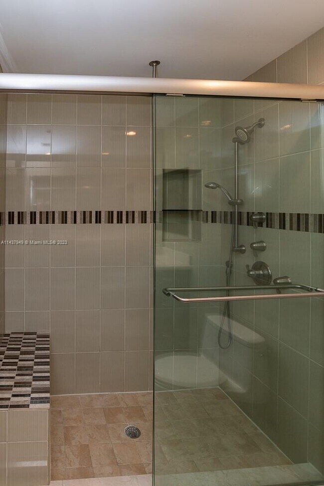 Building Photo - 76 Isle of Venice Dr