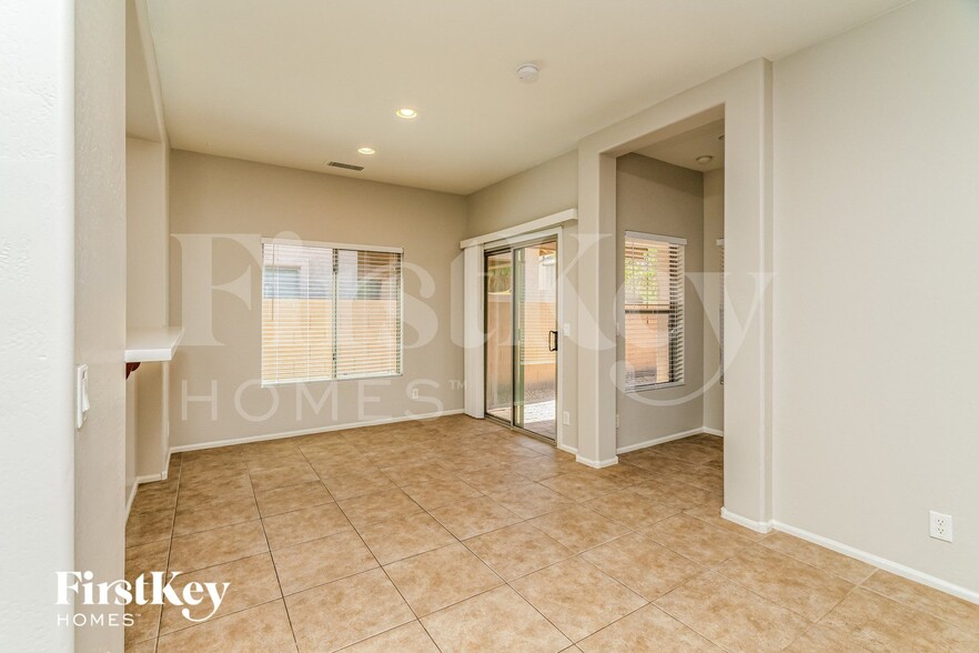 Building Photo - 931 W Oak Tree Ln