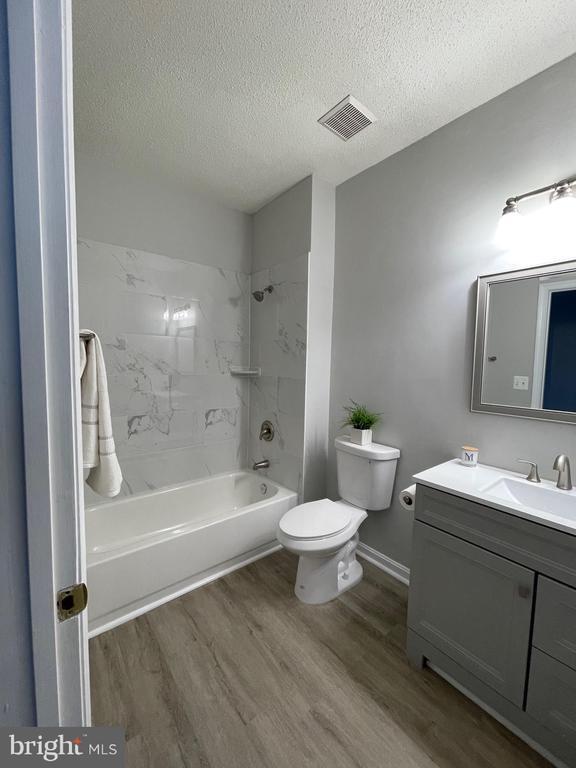 Building Photo - 1701 Lake Shore Crest Dr