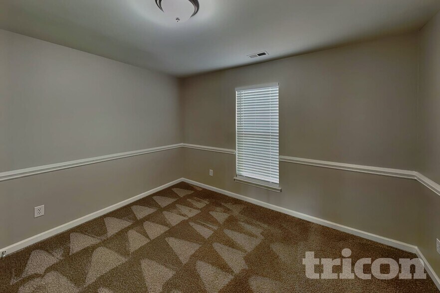 Building Photo - 1002 Hollingdale Ct