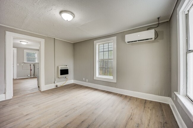 Building Photo - Freshly Updated 2 Bedroom House