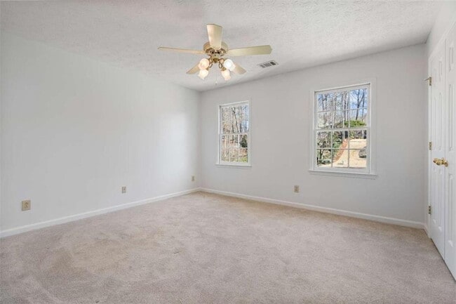 Building Photo - 275 Sageglen Rd