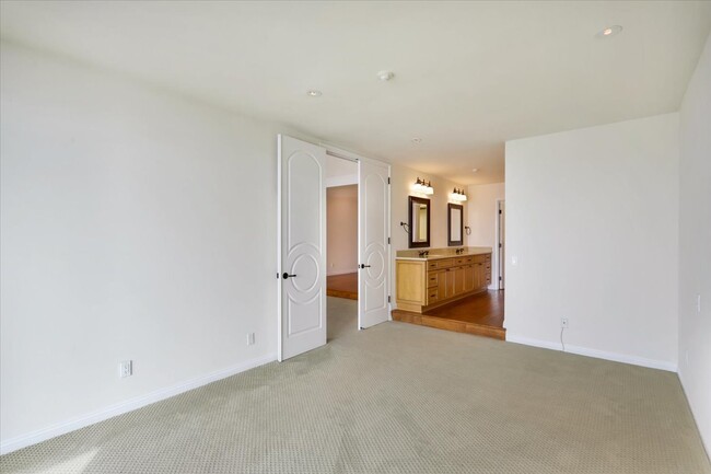 Building Photo - 575 Esplanade