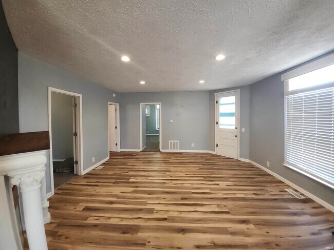 Building Photo - 503 W Walnut St