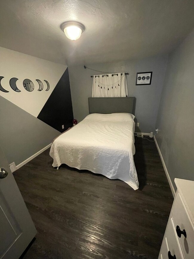 Building Photo - Beautifully updated with modern upgrades and cozy charm. PETS WELCOME