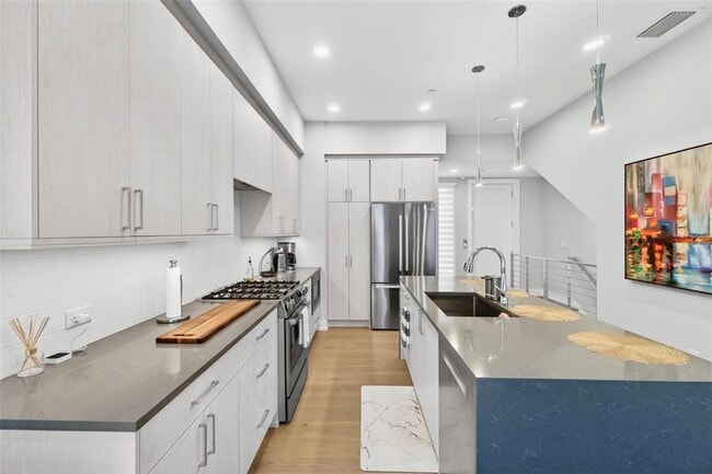 Building Photo - 374 6th St S