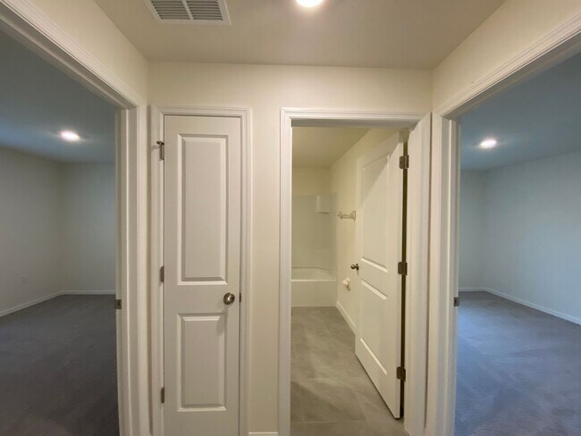 Building Photo - Desirable Lake Diamond Subdivision 4/2/2 **Won't Last*