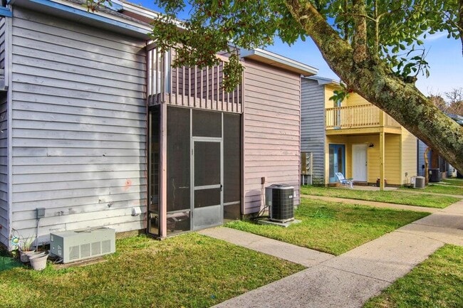 Building Photo - 1325 Greendale Ave