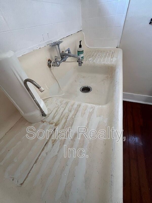 Building Photo - 815 Dante St