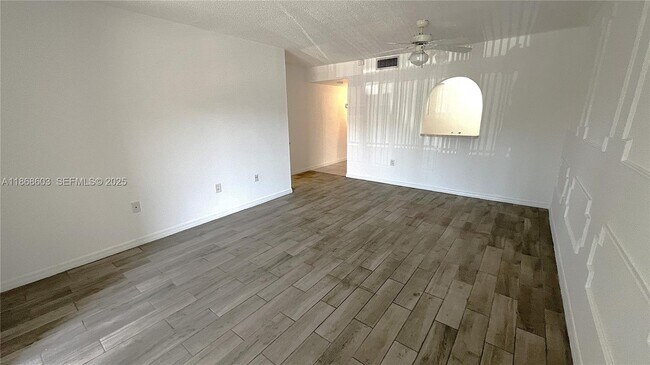 Building Photo - 711 N Pine Island Rd