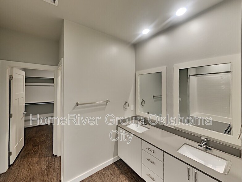 Building Photo - 17604 Hampton Park Dr