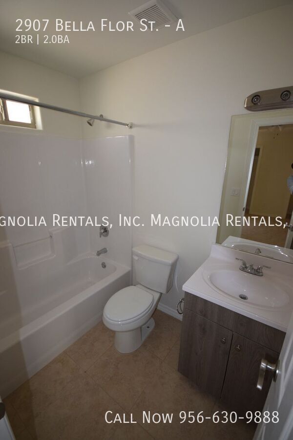 Building Photo - 2907 Bella Flor St