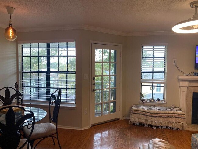 Building Photo - 1000 W Horatio St