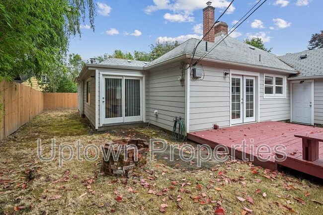 Building Photo - 9520 SW Cypress St