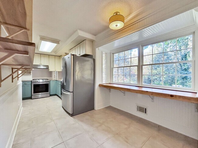 Building Photo - Cozy 4 BR 2 BR House in Piedmont Hills!