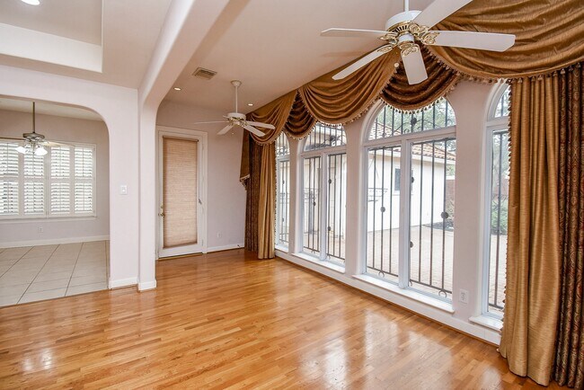 Building Photo - 3015 Bonnebridge Way Blvd