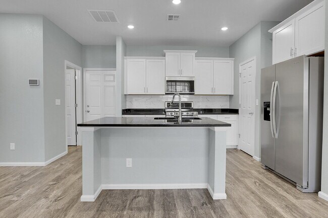 Building Photo - $2,500 - 3 Bed, 2.5 Bath Townhome with Central AC, and In Unit Laundry!