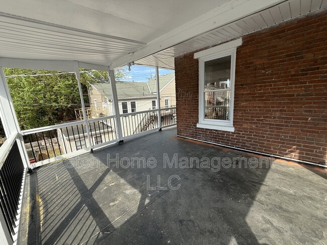 Building Photo - 666 E Market St