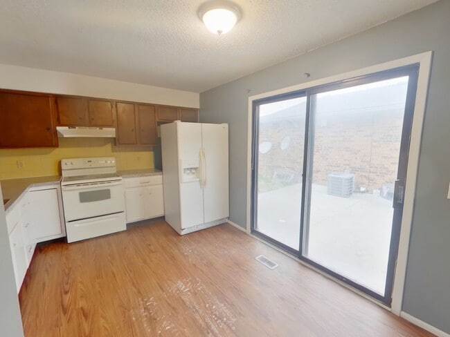 Building Photo - 608 Richmond N